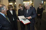 Bundespräsident Frank-Walter Steinmeier mit dem von uns geförderten Buch „Pogrom 1938. Das Gesicht in der Menge“. Foto: Marcus Lieberenz